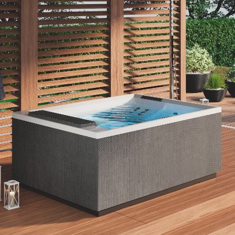 Immagine di Novellini DIVINA L SPA PLUS minipiscina idromassaggio da esterno con luci led bianche+purificazione Aquaclean (UV+ozono), L.185 P.160 H.85, per 3 persone, con pannello di controllo, sedile e poggiatesta colore nero, vasca colore bianco finitura lucido DOL4O4-W10H