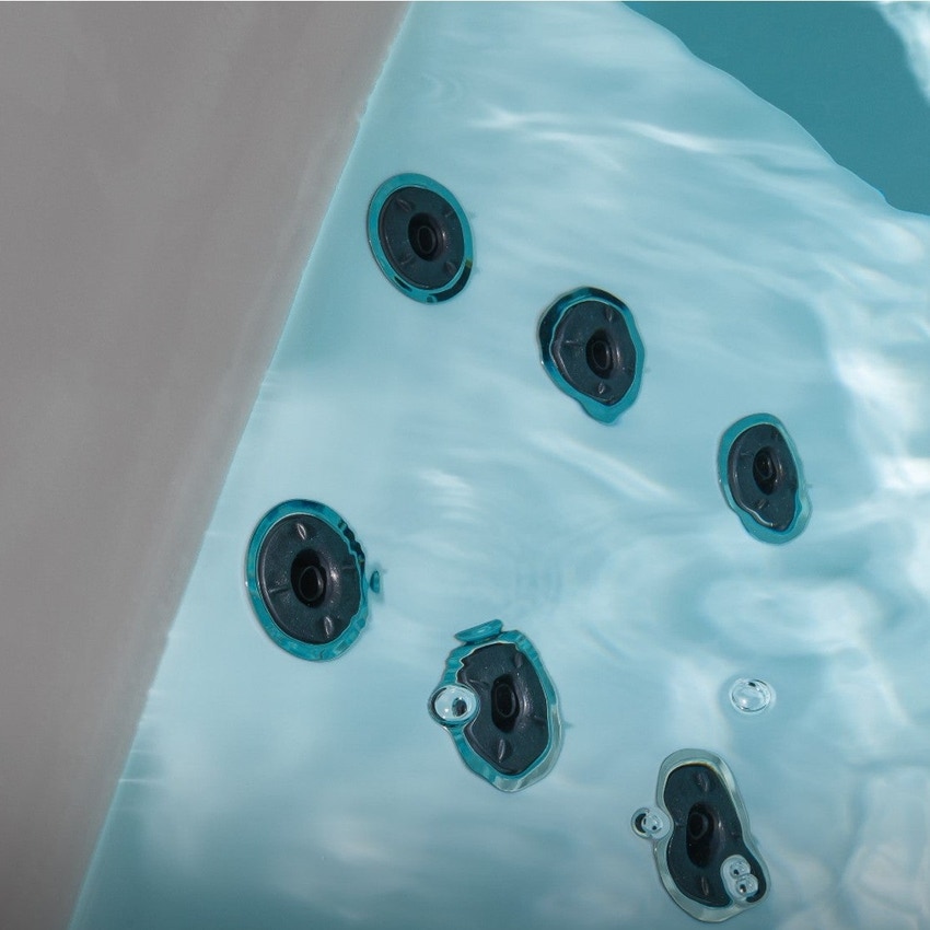 Immagine di Novellini DIVINA XXL SPA STANDARD minipiscina idromassaggio da esterno con cromolight+audio Bluetooth+purificazione Aquaclean (UV+ozono), L.230 P.215 H.85, per 6 persone, sedile colore nero, vasca colore bianco finitura lucido DOXXL5O9-W10H