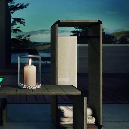 Immagine di Novellini DIVINA tavolino bordo vasca con portasalviette outdoor in multistrato di betulla con laccatura protettiva e raccordi in alluminio nero opaco e 2 barre portasalviette, finitura oxid wood TAVDOS02-P3