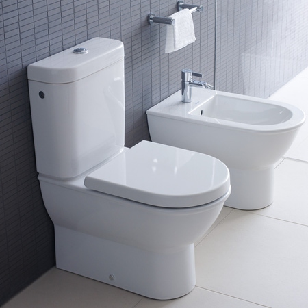 Immagine di Duravit DARLING NEW set sanitari a pavimento, vaso monoblocco con cassetta di scarico per attacco sinistra, destra o centrale alto, sedile con coperchio a chiusura rallentata, bidet con troppopieno, colore bianco finitura lucido 2138090000+2251100000