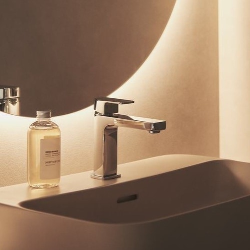 Immagine di Ideal Standard EDGE miscelatore monocomando lavabo H.14.4 cm, con asta di comando scarico e piletta, finitura cromo A7101AA