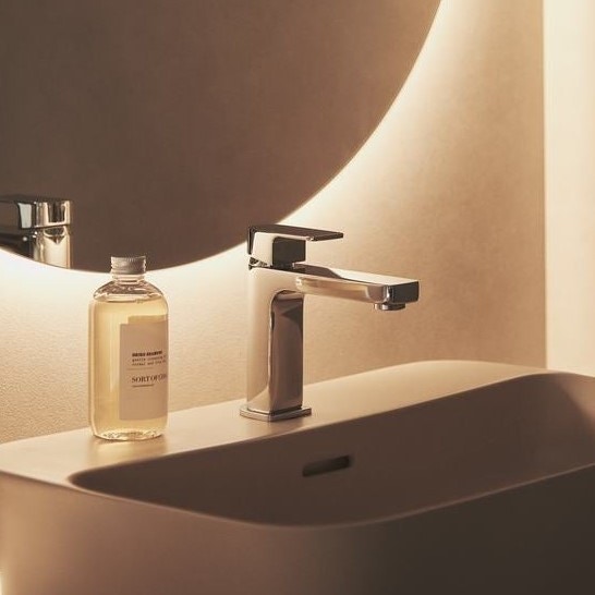 Immagine di Ideal Standard EDGE miscelatore monocomando lavabo H.14.4 cm, con sistema di apertura a freddo Bluestart, asta di comando scarico e piletta, finitura cromo A7102AA