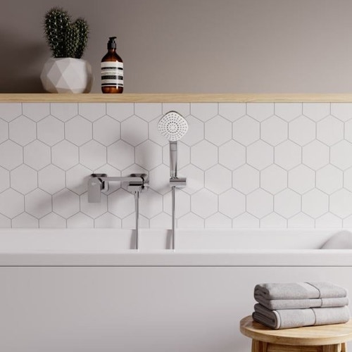 Immagine di Ideal Standard EDGE miscelatore monocomando esterno per vasca/doccia, con tubo flessibile e doccetta Evo Diamond, finitura cromo A7122AA