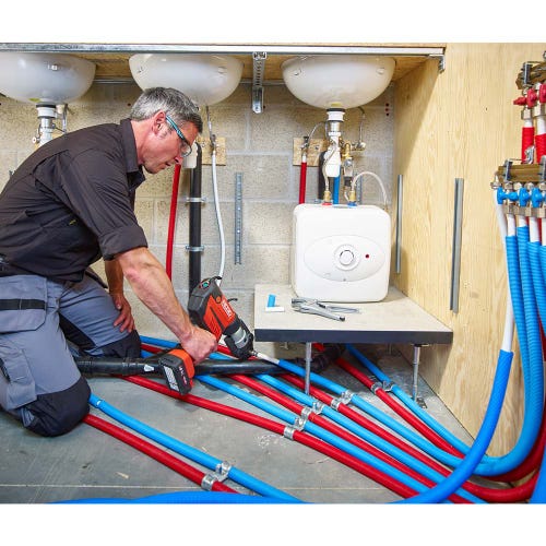 Immagine di Ridgid RP 350-B Pressatrice a pistola a batteria senza ganasce con caricabatterie rapido 220 V, batteria a Li-Ion 18 V 2.5 Ah e cassetta di trasporto 67088