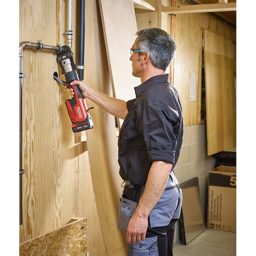 Immagine di Ridgid RP 351-B Pressatrice in linea a batteria senza ganasce con caricabatterie rapido 220 V, batteria a Li-Ion 18 V 2.5 Ah e cassetta di trasporto 67228