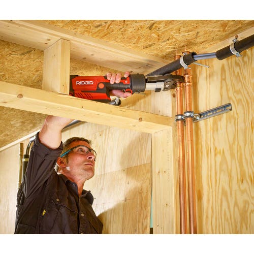 Immagine di Ridgid RP 351-B Pressatrice in linea a batteria completo di ganasce  U 16-20-25 mm, caricabatterie rapido 220 V, batteria a Li-Ion 18 V 2.5 Ah e cassetta di trasporto 67253