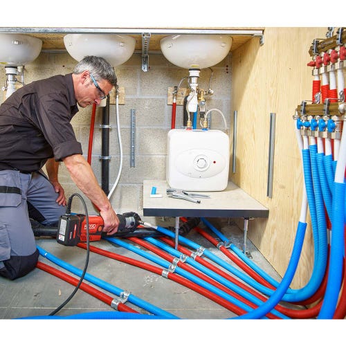 Immagine di Ridgid RP 351-C Pressatrice in linea con ganasce M 15-18-22 mm, con adattatore per alimentazione 220 V (con cavo da 5 m) e cassetta di trasporto + omaggio batteria 18 V 2.5 Ah e caricabatterie 69828+56513+56523
