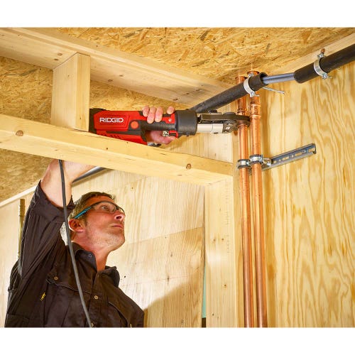 Immagine di Ridgid RP 351-C Pressatrice in linea con ganasce M 15-18-22 mm, con adattatore per alimentazione 220 V (con cavo da 5 m) e cassetta di trasporto + omaggio batteria 18 V 2.5 Ah e caricabatterie 69828+56513+56523