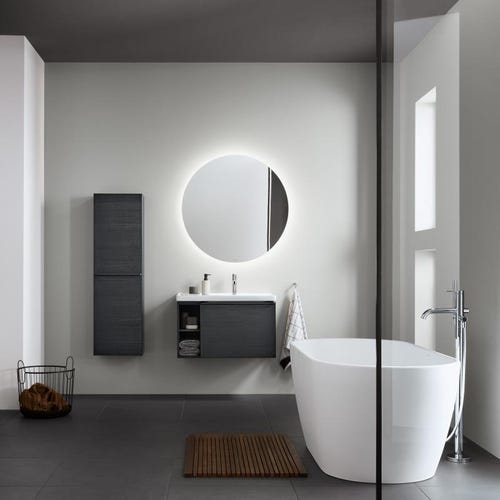 Immagine di Duravit D-NEO composizione bagno: mobile sottolavabo e colonna sospesi, finitura rovere nero + specchio Ø 90 con illuminazione, versione "Good" + lavabo 80 cm, colore bianco + miscelatore monocomando M, finitura cromo DE425701616+DE1318L1616