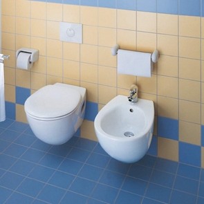 Immagine di Duravit DURAPLUS set sanitari sospesi, vaso a cacciata, sedile con coperchio a chiusura rallentata, bidet sospeso monoforo, con troppopieno, colore bianco 2547090000+2532100000+0064290000