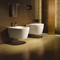 Immagine di Duravit ME BY STARCK set sanitari sospesi, vaso a cacciata Rimless e WonderGliss, sedile con coperchio con chiusura rallentata, bidet monoforo con troppopieno, colore bianco 25290900001+2288150000+0020090000