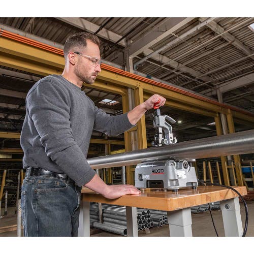 Immagine di Ridgid Kit composto da PC 116 tagliatubo motorizzato con comando a pedale e 2 rotelle da taglio per tubi, capacità 1/2"-4-1/2", E850 rotella da taglio per metalli e 137S alesatore fino a 54 mm 70003+66938+64908