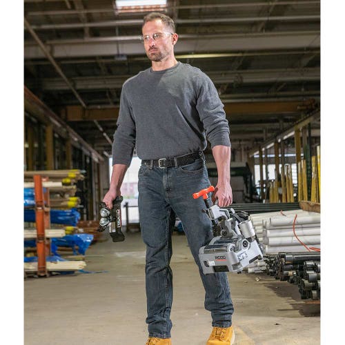 Immagine di Ridgid Kit composto da PC 116 tagliatubo motorizzato con comando a pedale e 2 rotelle da taglio per tubi, capacità 1/2"-4-1/2", E850 rotella da taglio per metalli e 137S alesatore fino a 54 mm 70003+66938+64908