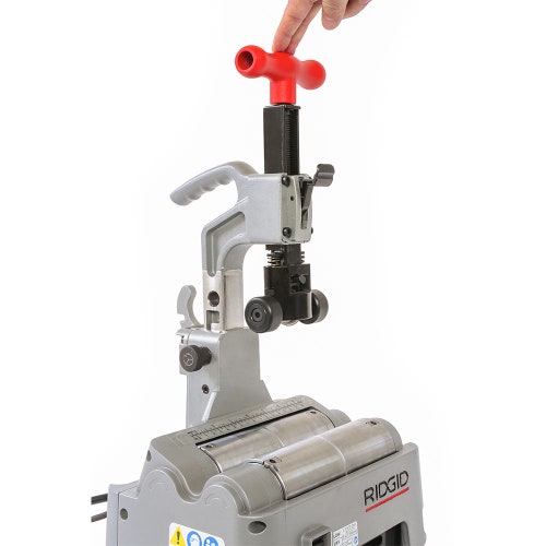 Immagine di Ridgid Kit composto da PC 116 tagliatubo motorizzato con comando a pedale e 2 rotelle da taglio per tubi, capacità 1/2"-4-1/2", E850 rotella da taglio per metalli e 137S alesatore fino a 54 mm 70003+66938+64908