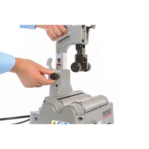 Immagine di Ridgid Kit composto da PC 116 tagliatubo motorizzato con comando a pedale e 2 rotelle da taglio per tubi, capacità 1/2"-4-1/2", E850 rotella da taglio per metalli e 137S alesatore fino a 54 mm 70003+66938+64908