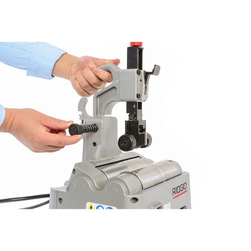 Immagine di Ridgid Kit composto da PC 116 tagliatubo motorizzato con comando a pedale e 2 rotelle da taglio per tubi, capacità 1/2"-4-1/2", E850 rotella da taglio per metalli e 137S alesatore fino a 54 mm 70003+66938+64908