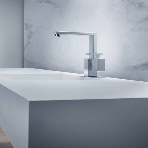 Immagine di Axor EDGE miscelatore monocomando lavabo 190, con set di scarico push-open e taglio a diamante, finitura cromo 46021000