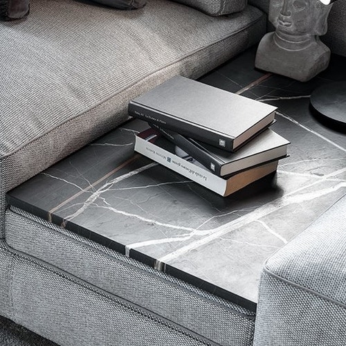 Immagine di Mussi SINFONIA divano composizione angolare L.411 cm, elemento centrale con tavolino in marmo, finitura E tessuto colore grigio e bianco SIN003