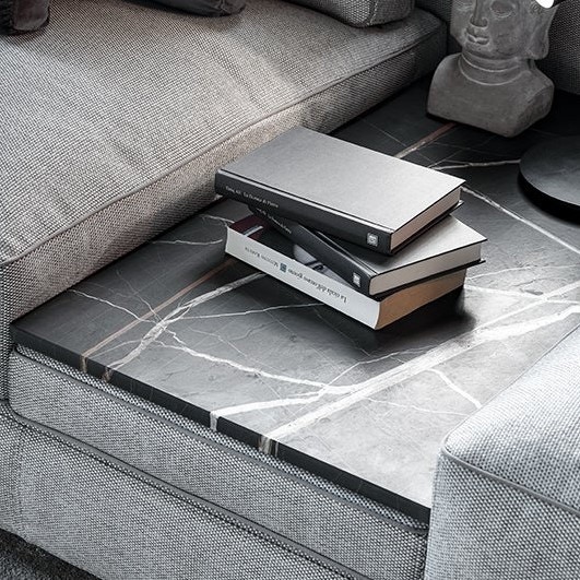 Immagine di Mussi SINFONIA divano composizione angolare L.411 cm, elemento centrale con tavolino in marmo, finitura E tessuto colore grigio e bianco SIN003