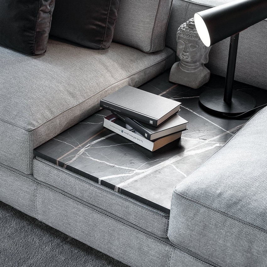 Immagine di Mussi SINFONIA divano composizione angolare L.448 cm, elemento centrale con tavolino in marmo, finitura E tessuto colore grigio e bianco SIN001