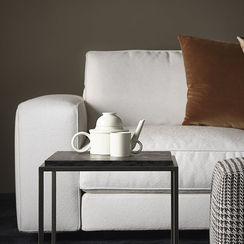 Immagine di Mussi SINFONIA divano con penisola L.429 cm formato da elemento terminale e chaise longue, cuscini e seduta imbottiti in piume d'oca, finitura E tessuto colore bianco SIN004