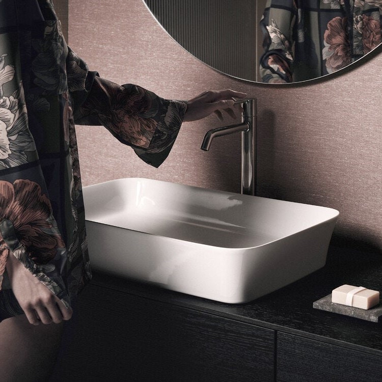 Immagine di Ideal Standard IPALYSS lavabo da appoggio 65 cm, con troppopieno, colore bianco finitura lucido E188701