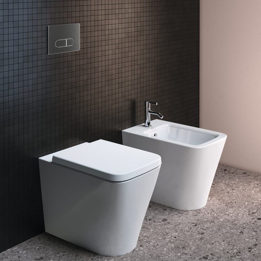 Immagine di Ideal Standard BLEND CUBE set sanitari a pavimento, vaso AquaBlade® senza brida, con sedile a chiusura rallentata, bidet monoforo con troppopieno, colore bianco finitura lucido T368801-T368901-T392701