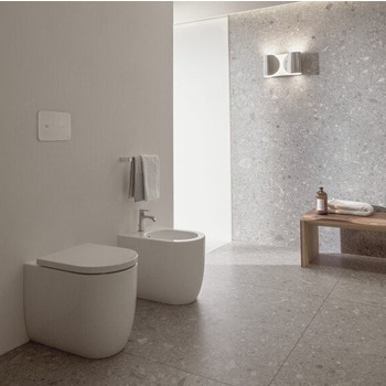 Immagine di Ideal Standard BLEND CURVE set sanitari a pavimento, vaso AquaBlade® senza brida, con sedile a discesa rallentata, bidet monoforo con troppopieno, colore bianco finitura lucido T375101-T375301-T376001