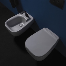 Immagine di Flaminia FLUO set sanitari sospesi, vaso con sistema goclean® e coprivaso slim con discesa rallentata, bidet monoforo con troppopieno, colore cenere finitura opaco FU118GCEN+FU218CEN+FUCW05CEN