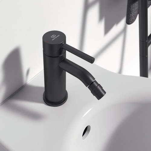 Immagine di Ideal Standard CERALINE miscelatore monocomando per bidet, con asta di comando e scarico piletta da 1-1/4", colore nero finitura opaco BC197XG