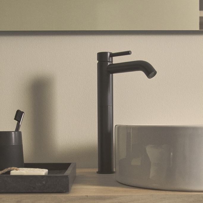 Immagine di Ideal Standard CERALINE miscelatore lavabo H.32 cm da appoggio su piano, senza asta di comando e scarico piletta, colore nero finitura opaco BC269XG