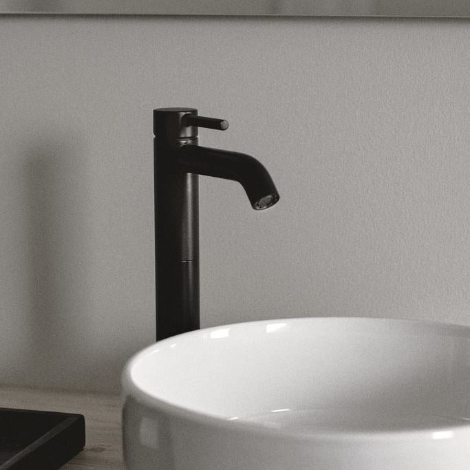 Immagine di Ideal Standard CERALINE miscelatore lavabo H.32 cm da appoggio su piano, senza asta di comando e scarico piletta, colore nero finitura opaco BC269XG