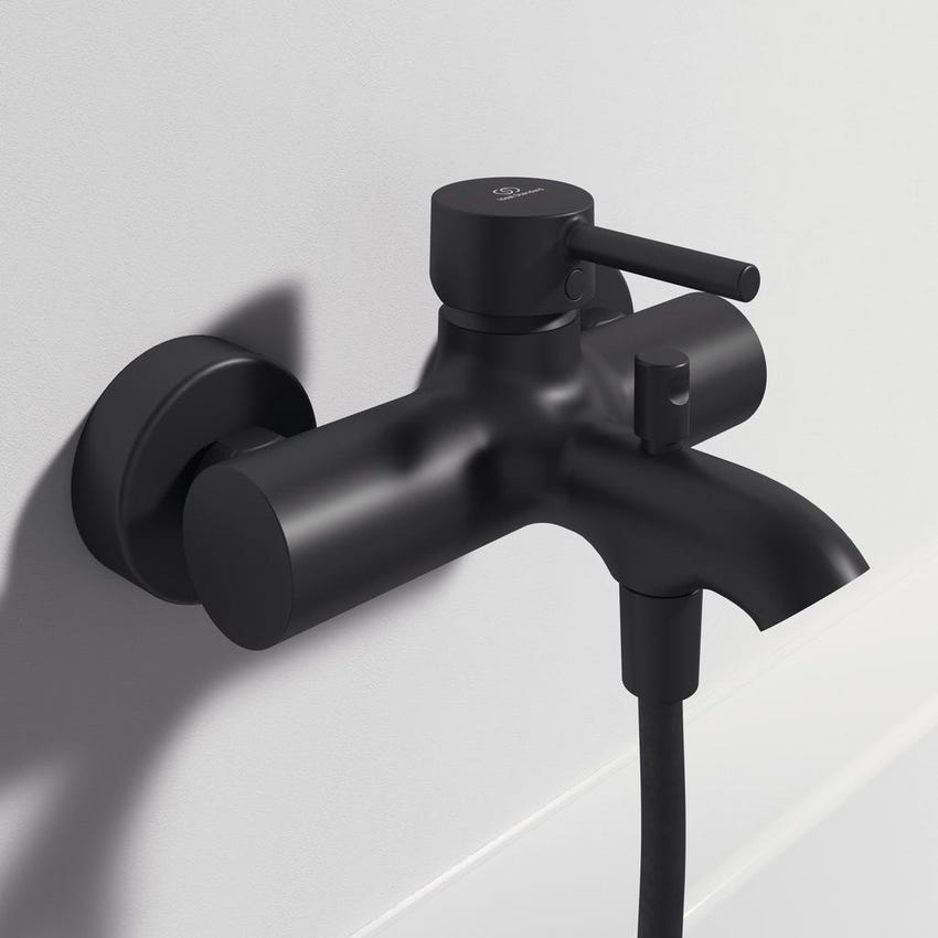 Immagine di Ideal Standard CERALINE miscelatore monocomando esterno per vasca o doccia, con doccetta, supporto a muro e tubo flessibile, colore nero finitura opaco BC270XG