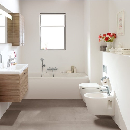 Immagine di Ideal Standard CONNECT SPACE vaso sospeso a profondità ridotta con fissaggi nascosti, con sedile slim a chiusura rallentata, colore bianco E121901