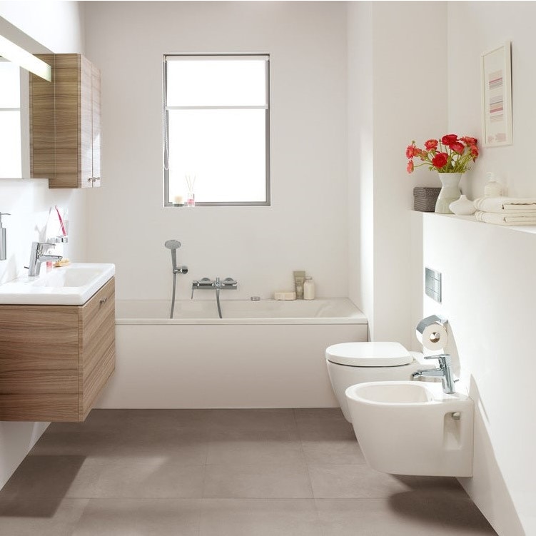 Immagine di Ideal Standard CONNECT SPACE vaso sospeso a profondità ridotta con fissaggi nascosti, con sedile slim a chiusura rallentata, colore bianco E121901