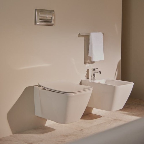 Immagine di Ideal Standard STRADA II vaso sospeso AquaBlade® con sedile slim con chiusura rallentata, colore bianco T359601