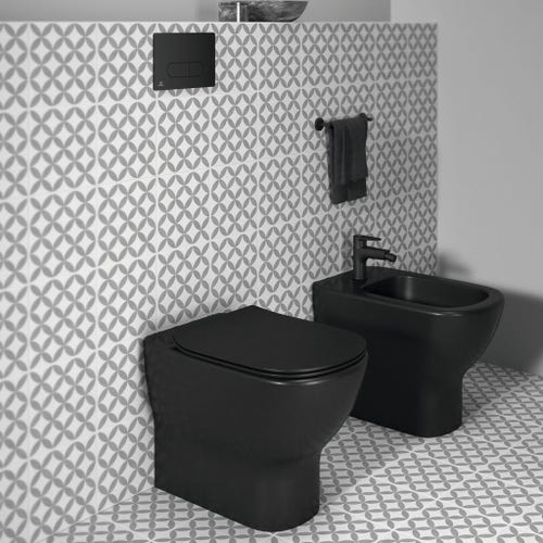 Immagine di Ideal Standard TESI vaso a pavimento AquaBlade® universale filo parete, con sedile slim con chiusura rallentata, colore nero finitura opaco T3536V3