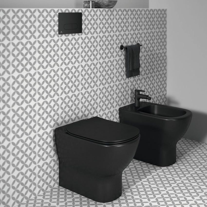 Immagine di Ideal Standard TESI vaso a pavimento AquaBlade® universale filo parete, con sedile slim con chiusura rallentata, colore nero finitura opaco T3536V3