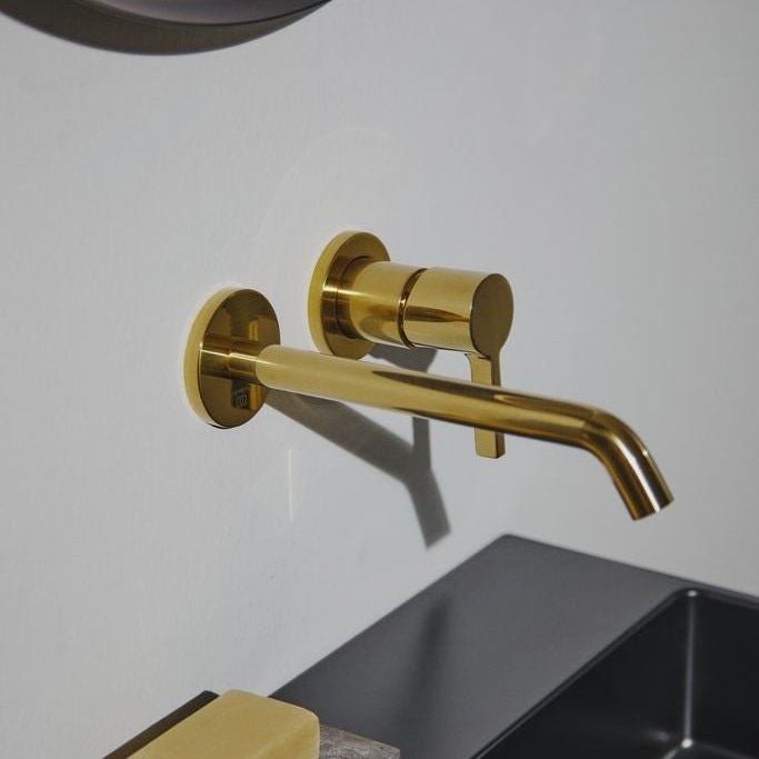 Immagine di Ideal Standard JOY miscelatore monocomando lavabo a parete P.22 cm, finitura brushed gold A7379A2