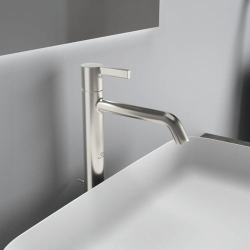 Immagine di Ideal Standard soluzione bagno completo, sanitari sospesi, lavabo 55 cm, colore bianco finitura lucido, doccia rettangolare 140x70 cm, colore grigio cemento finitura pietra opaco, rubinetteria finitura silver storm SING7