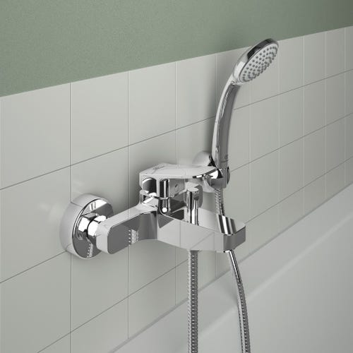 Immagine di Ideal Standard soluzione bagno completo, sanitari sospesi, lavabo 60 cm, vasca rettangolare 170x75, colore bianco finitura lucido, rubinetteria finitura cromo SING9