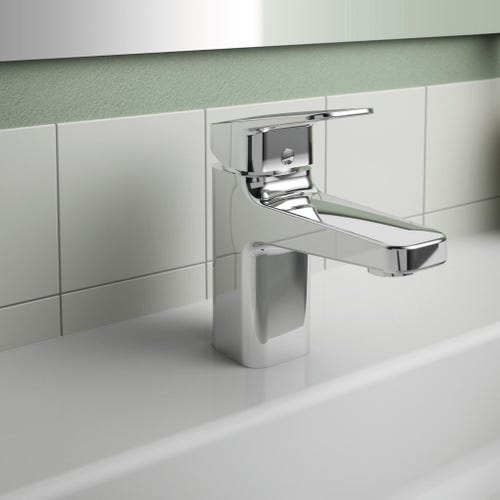Immagine di Ideal Standard soluzione bagno completo, sanitari sospesi, lavabo 55 cm con colonna, colore bianco, rubinetteria finitura cromo SING12