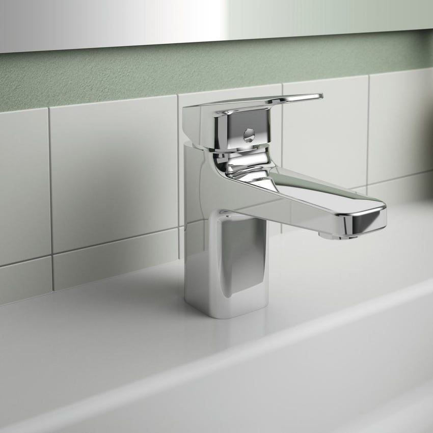 Immagine di Ideal Standard soluzione bagno completo, sanitari sospesi, lavabo 55 cm con colonna, colore bianco, rubinetteria finitura cromo SING12