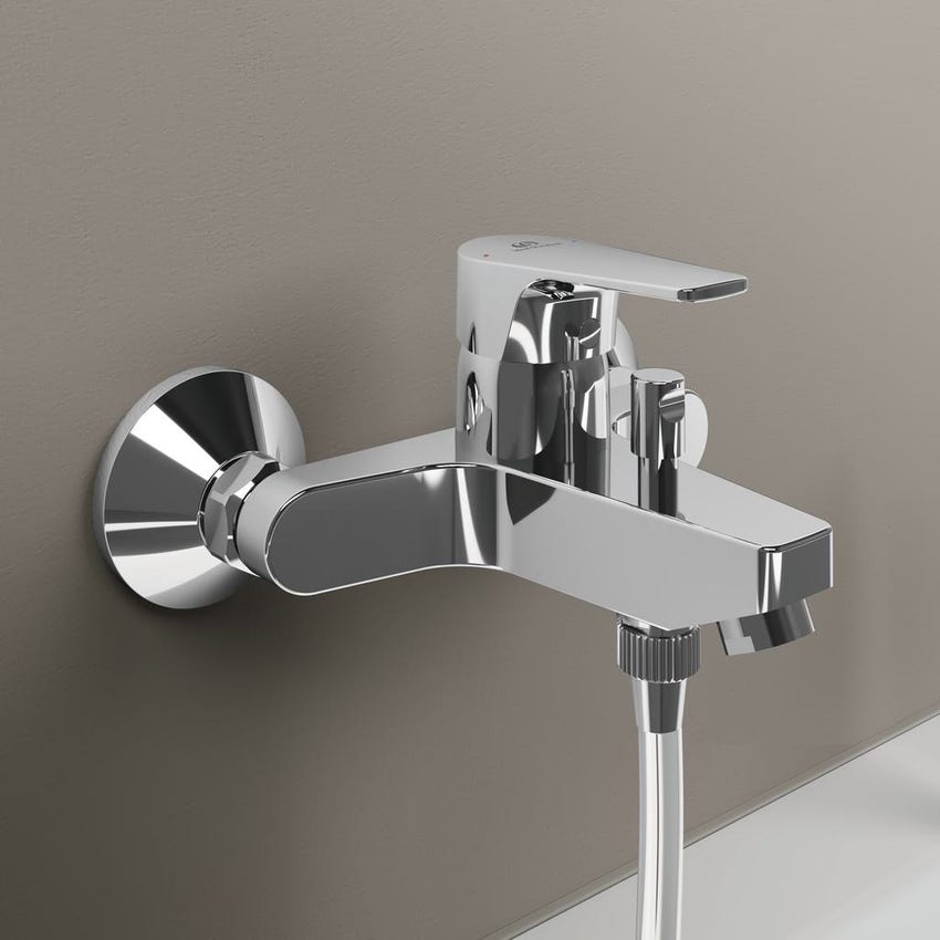 Immagine di Ideal Standard CERAFINE D miscelatore monocomando esterno per vasca/doccia, con doccetta 1 funzione, supporto a muro e flessibile 150 cm, finitura cromo BC693AA
