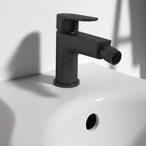 Immagine di Ideal Standard CERAFINE O miscelatore monocomando P.18 cm per bidet, con asta di comando e scarico piletta da 1-1/4", colore nero finitura opaco BC705XG