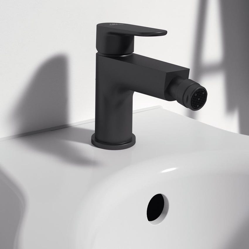 Immagine di Ideal Standard CERAFINE O miscelatore monocomando P.18 cm per bidet, con asta di comando e scarico piletta da 1-1/4", colore nero finitura opaco BC705XG