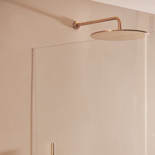 Immagine di Ideal Standard soluzione bagno completo, sanitari sospesi, lavabo con mobile 60 cm, doccia rettangolare 100x90 cm, colore bianco finitura lucido, rubinetteria finitura oro SING2