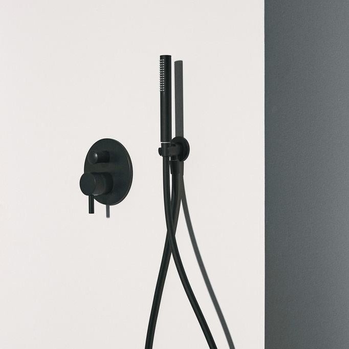 Immagine di Ideal Standard soluzione bagno completo, sanitari sospesi, lavabo con mobile 60 cm, doccia rettangolare 100x70, colore nero finitura opaco, rubinetteria colore nero finitura opaco SING8