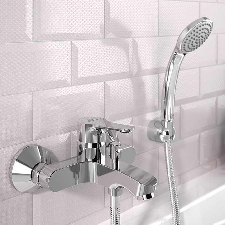 Immagine di Ideal Standard ALPHA miscelatore monocomando esterno per vasca/doccia, comprende doccetta a 1 funzione, supporto a muro e tubo flessibile 150 cm, finitura cromo BC676AA