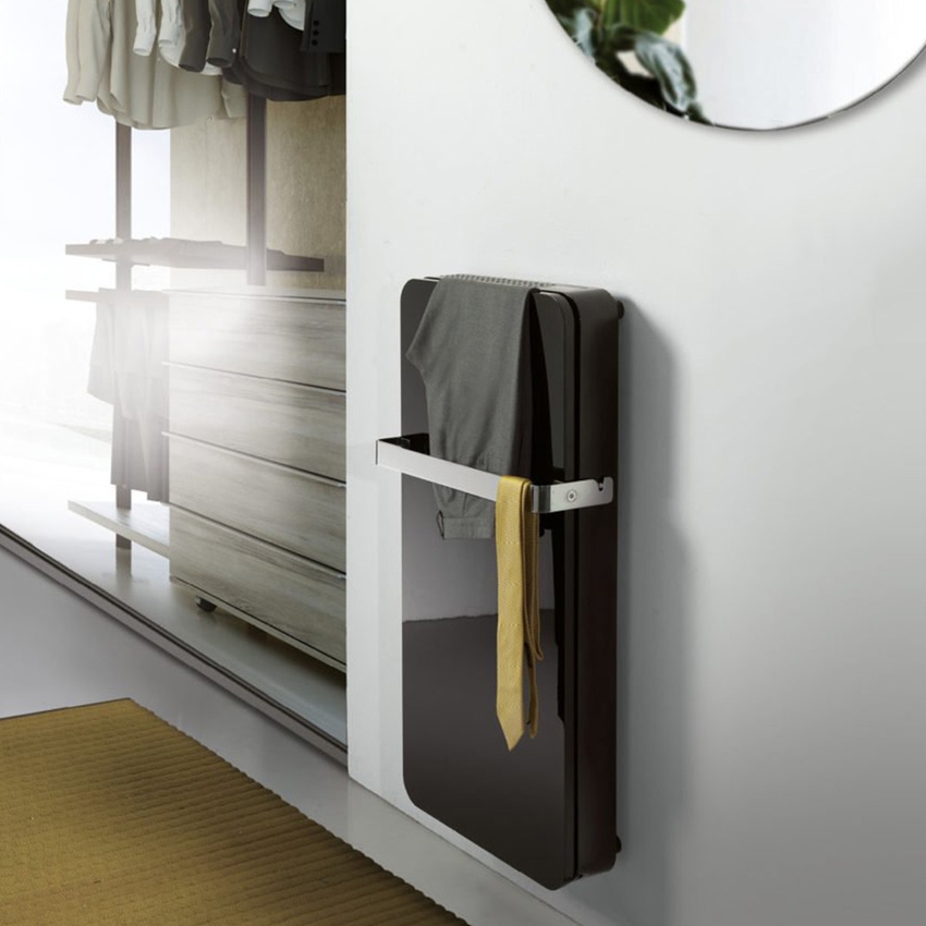 Immagine di Deltacalor VALET radiatore con la funzione di scaldasalviette H.100 L.52 cm, colore nero, con maniglione finitura cromo VLT100050CR